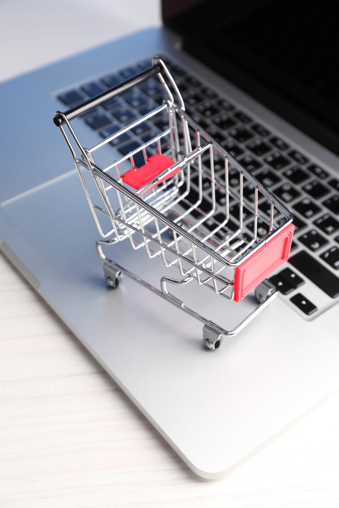 e-commerce winkelwagen bovenop laptop webshop laten bouwen