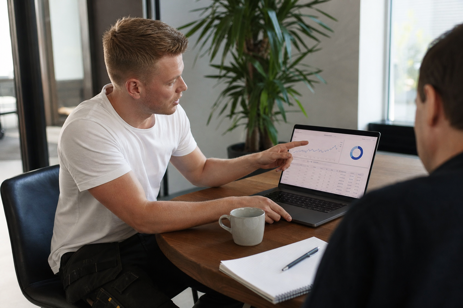 Zoekmachine optimalisatie specialist analyseert website en verbeterpunten voor betere vindbaarheid